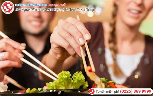 Việc ăn uống chung cũng rất dễ lây nhiễm giang mai Việc ăn uống chung cũng rất dễ lây nhiễm giang mai